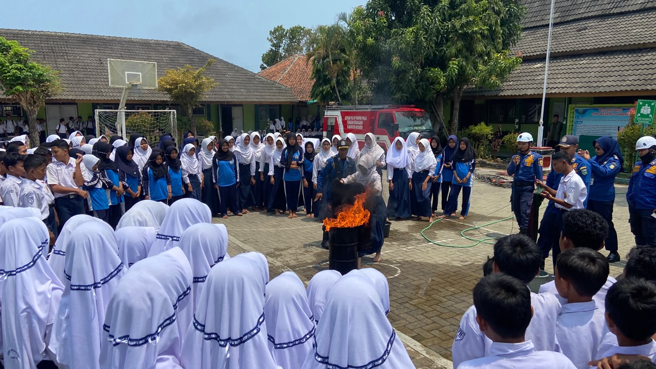 Praktik Simulasi Pemadaman Kebakaran